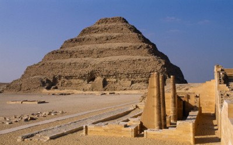 El misterio del Serapeum de Saqqara, la pirámide escalonada