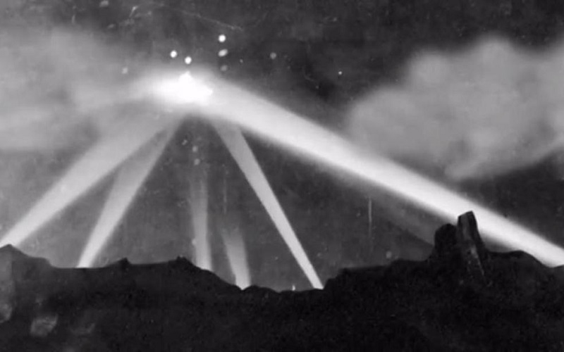 En 1941 el ejército de los EE.UU le disparó a un ovni que sobrevolaba Los Ángeles y dejó 5 muertos 6 batalla de los angeles
