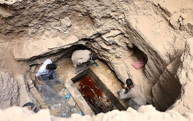 Abren el sarcófago negro de Egipto