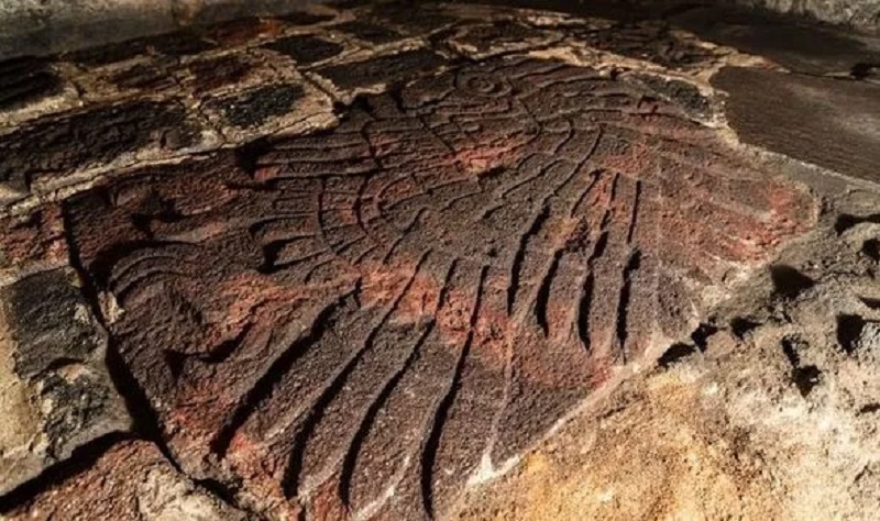 Descubren un águila dorada tallada en roca volcánica en un templo azteca