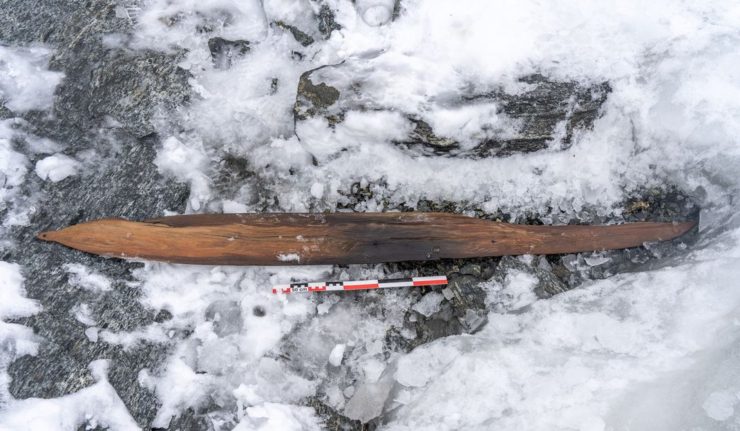 Un esquí de madera de 1.300 años de antigüedad encontrado en el cercano paso de montaña de Lendbreen