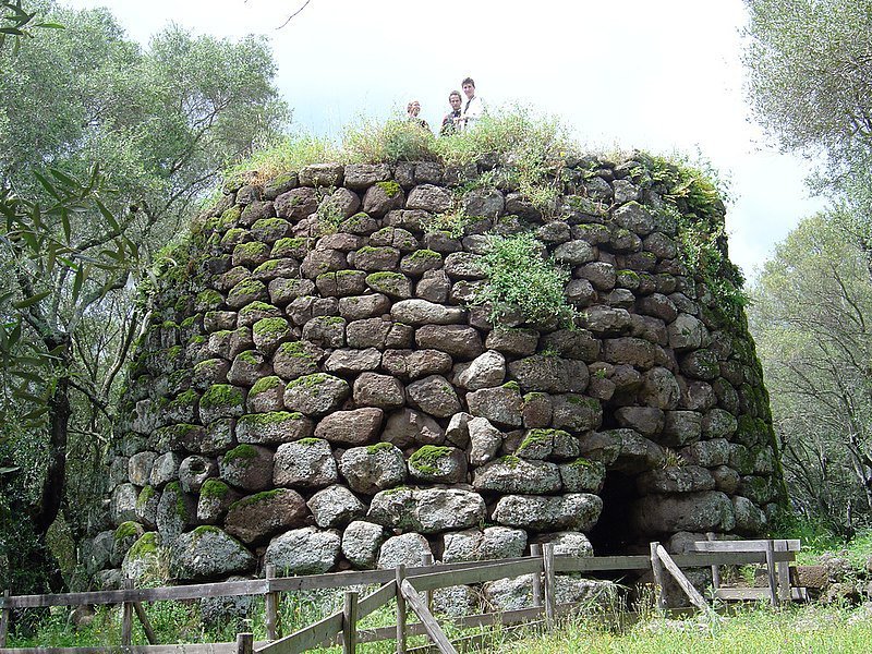 Una estructura de piedra representada en Cerdeña.