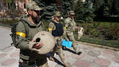 Soldados ucranianos descubren urnas del siglo IV mientras cavan trincheras de defensa