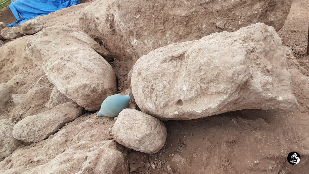 Un torso de piedra caliza desenterrado de un perro arqueológico en Cerdeña.