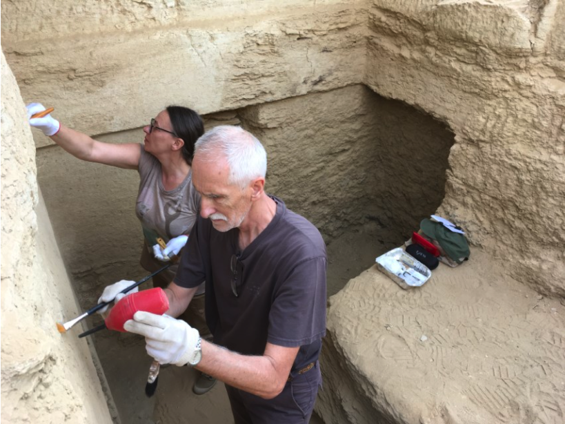 Arqueólogos trabajando en Saqqara