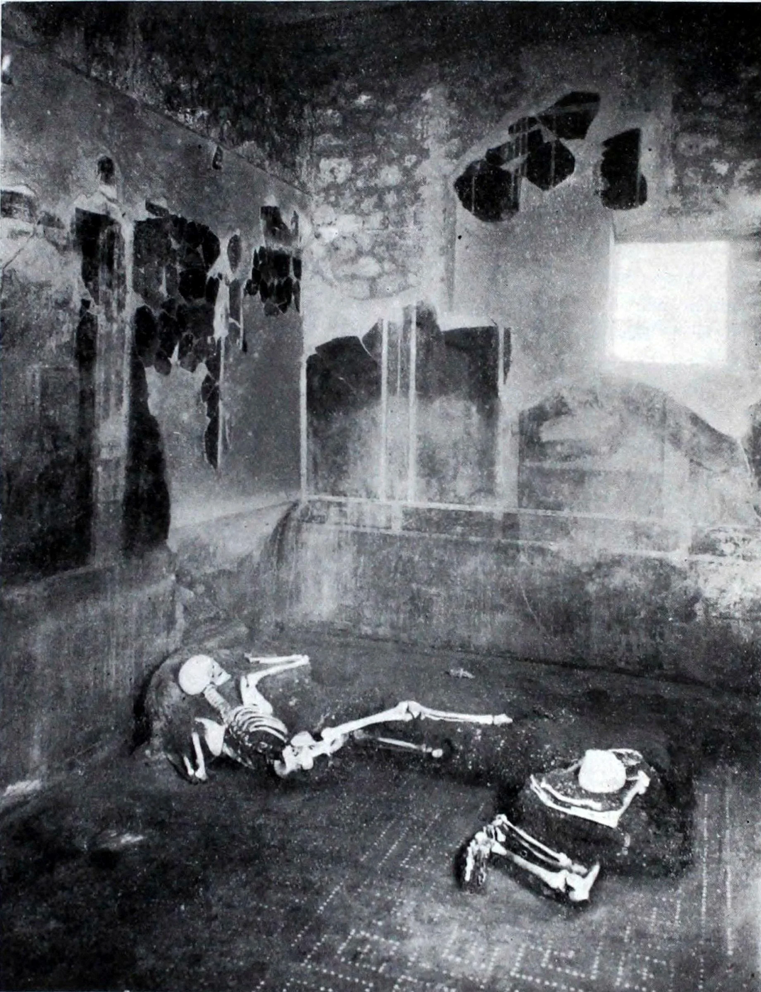 Dos esqueletos yacen en una casa en una imagen en blanco y negro