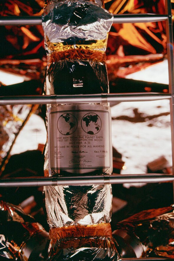Mayor logro: una placa en la nave espacial Apolo que conmemora el logro