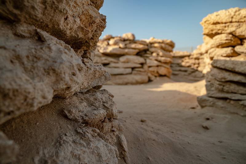Muros de piedra de 8.500 años de antigüedad en los Emiratos Árabes Unidos