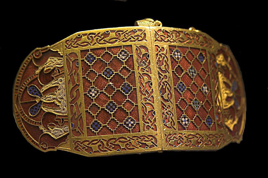 un broche de oro para el hombro encontrado en el entierro del barco anglosajón Sutton Hoo