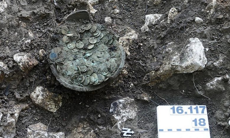 Arqueólogo aficionado se topa con tesoro de monedas que datan del reinado de Constantino el Grande