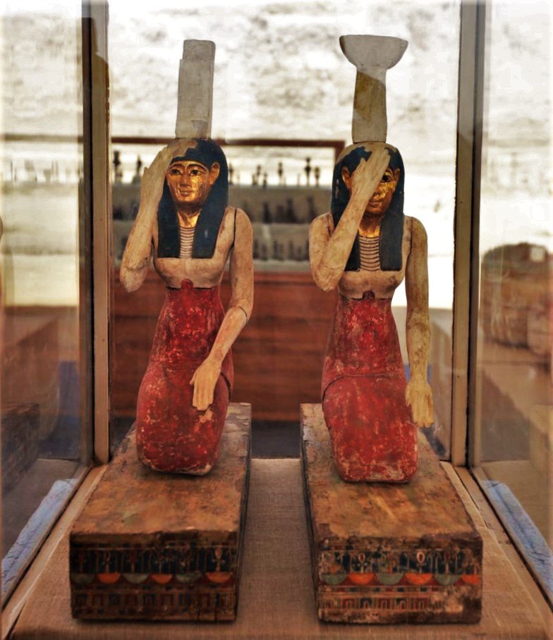 Dos estatuas de mujeres arrodilladas