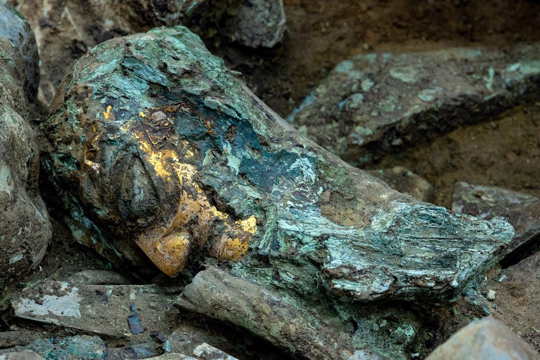 Cabeza de bronce con máscara de oro excavada en el sitio arqueológico de Sanxingdui