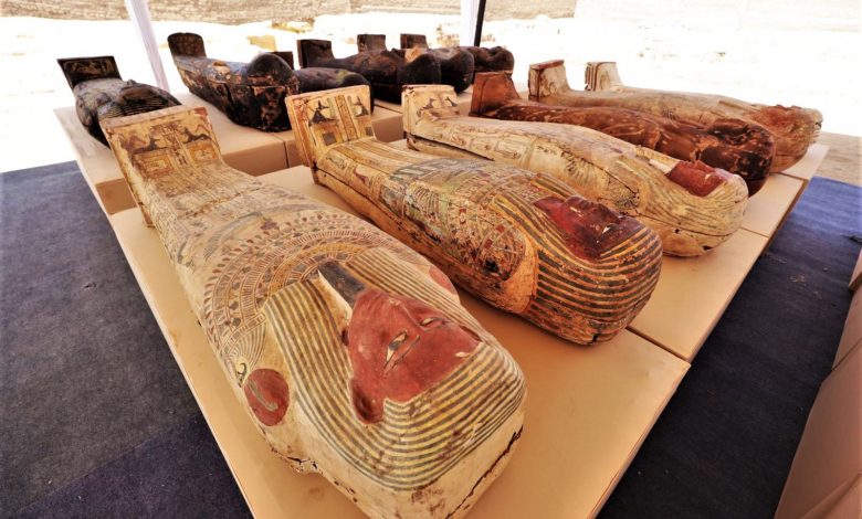 Los arqueólogos descubren cientos de coloridos sarcófagos en Saqqara, y aún no han terminado