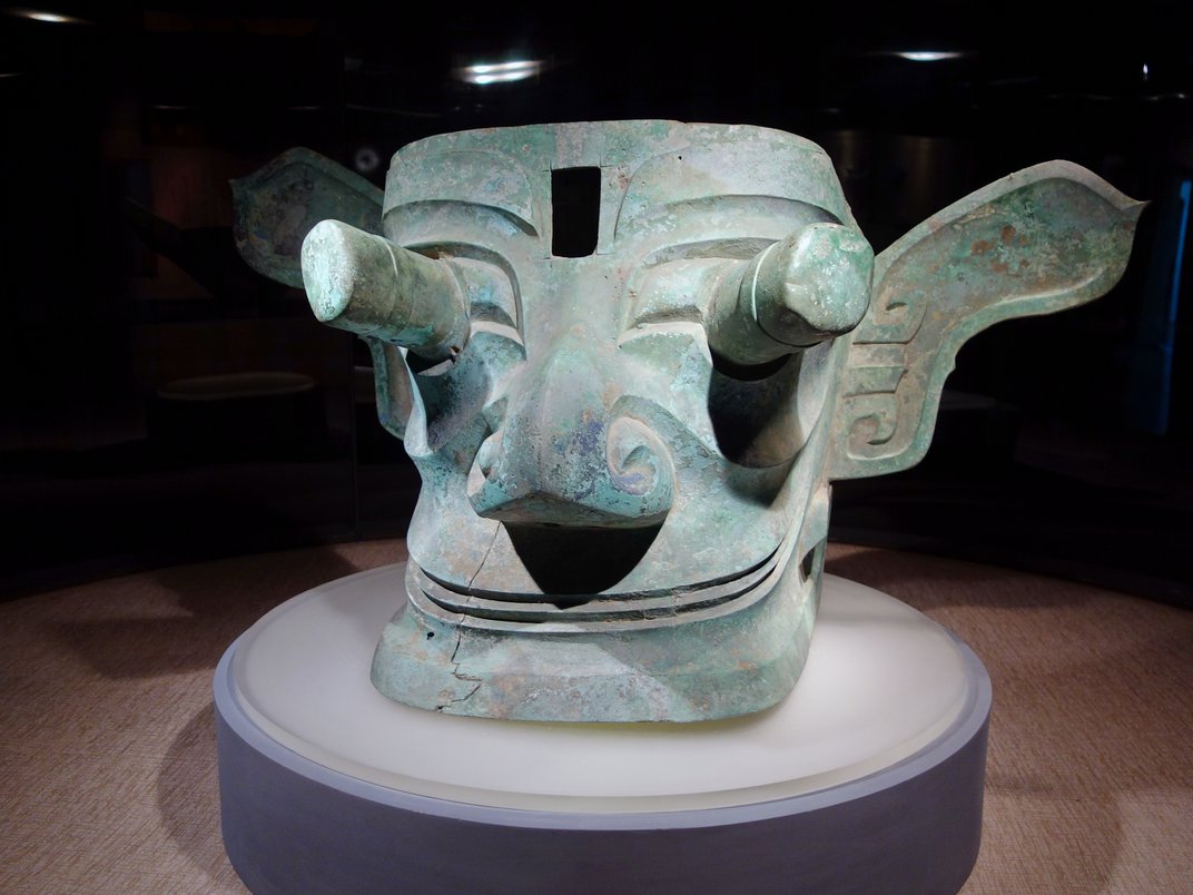 Una gran cabeza de bronce con ojos saltones que se cree que es una representación de Cancong, el primer rey semilegendario de Shu.