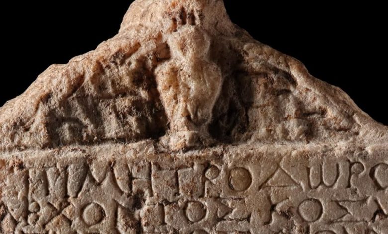 Tableta similar a un 'Anuario' de 2000 años de antigüedad celebra a un grupo de graduados de la antigua Grecia