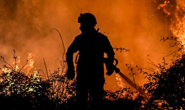 Un bombero aborda un incendio forestal en los alrededores del pueblo de Eiriz en Baiao, al norte de Portugal.