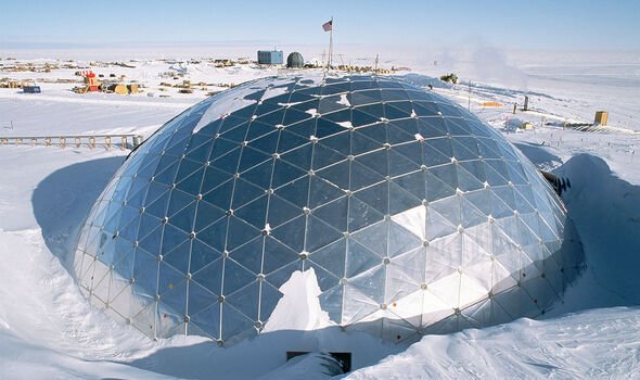 Hay varias estaciones de investigación en la Antártida.