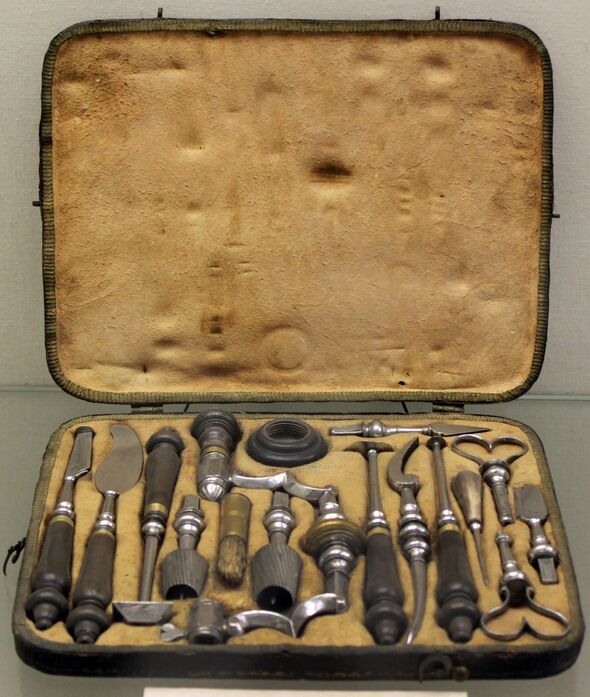 Un conjunto de instrumentos de trepanación del siglo XVIII.