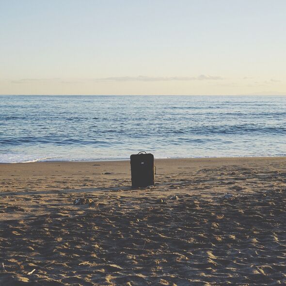 Una maleta abandonada en una playa
