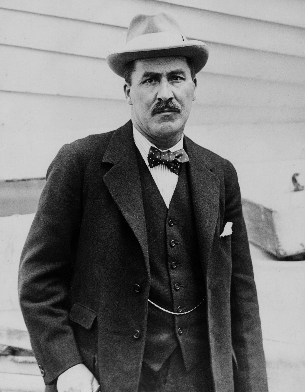 Cómo descubrió Howard Carter la tumba dorada del rey Tut 2 A circa 1922 photograph of Egyptologist Howard Carter
