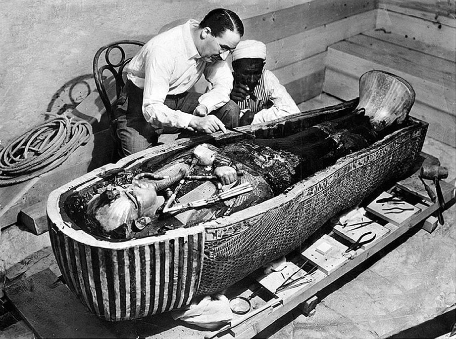 Cómo descubrió Howard Carter la tumba dorada del rey Tut 16 Howard Carter (left) and an unidentified Egyptian worker examine Tut's sarcophagus