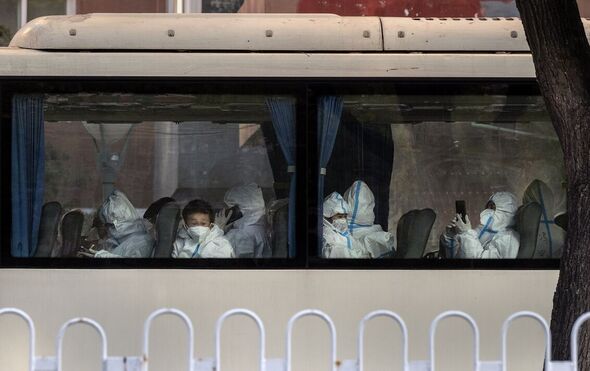 Un autobús lleno de residentes usando EPP en Beijing 
