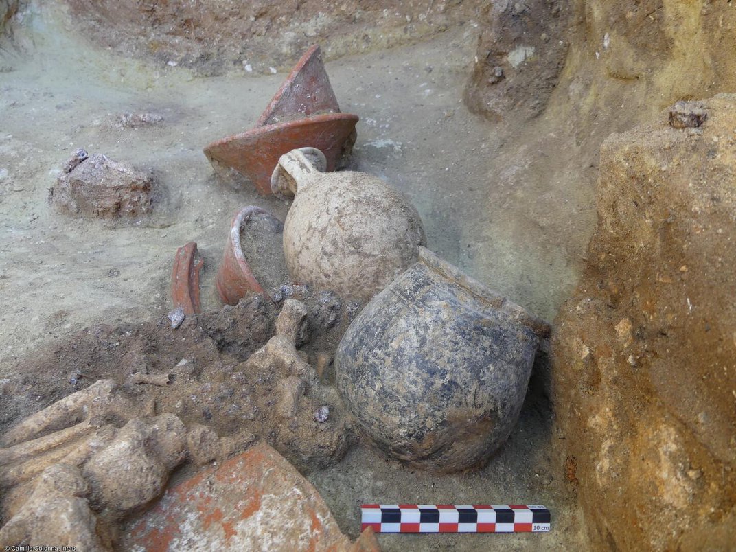Vasijas de cerámica desenterradas durante la excavación