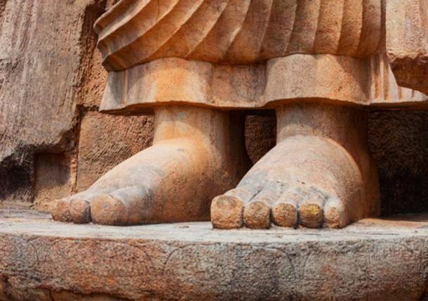 Pies de la estatua permanente de Avukana de Buda en Sri Lanka. (pzAxe/Adobe Stock)