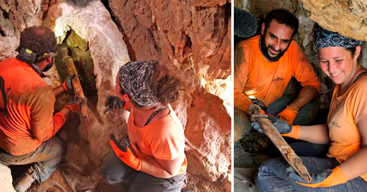 Cuatro espadas romanas de 1.900 años encontradas en una cueva del Mar Muerto 7 Archaeologists Oriya Amichay and Hagay Hamer removing one of the Roman swords from the crevice where they were hidden. Source: Amir Ganor/Israel Antiquities Authority