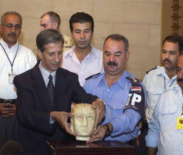 La máscara Warka no se encontraba en el Museo Iraquí desde la liberación de Irak.  La comisaría de policía de Al Qanot del servicio de policía iraquí y la 812.ª Compañía de Policía Militar (MP CO), el 519.º Batallón de Policía Militar (MP BN), la 18.ª Brigada de Policía Militar (MP BDE), en una investigación conjunta recuperaron la máscara Warka durante la Operación IRAQUÍ. LIBERTAD.  (Dominio publico)