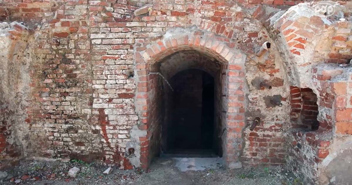 ¡El Palacio Sajón de Varsovia contiene un túnel secreto de 45 metros de largo debajo de sus ruinas! 8 Archaeologists have uncovered a mysterious 45-Meter tunnel under the 17th Century Saxon Palace in Warsaw. Screenshot from Science in Poland's video. Source: Science in Poland