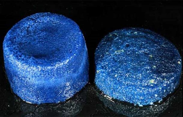 Los primeros lingotes de vidrio intactos con forma de disco.  Los análisis químicos han revelado el uso de cobalto (izquierda) y cobre (derecha) como colorantes.  (EN UN)