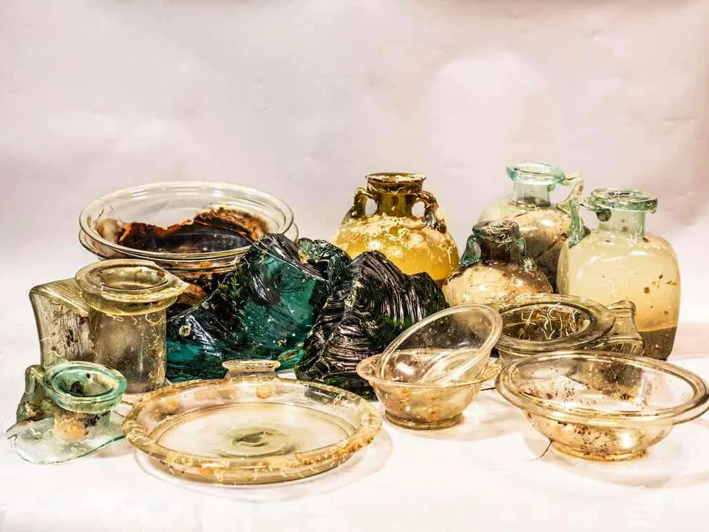 Montón de artefactos de vidrio