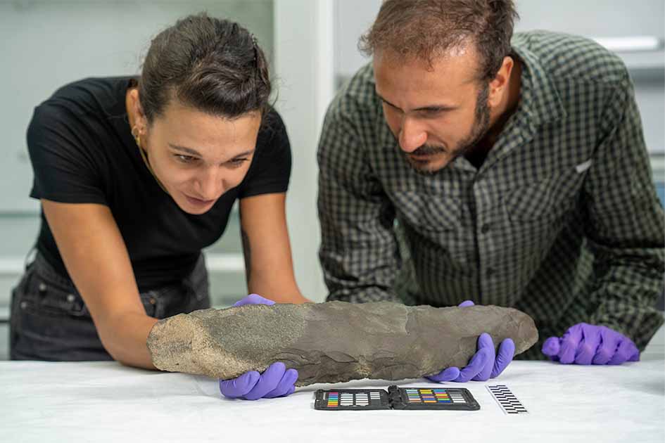 Enormes hachas de mano de 200.000 años de antigüedad reescriben la historia de Arabia Saudita 8 Dr Omer Aksoy and Giulia Edmond measuring the prehistoric hand axes. Source: The Royal Commission for AlUla (RCU)