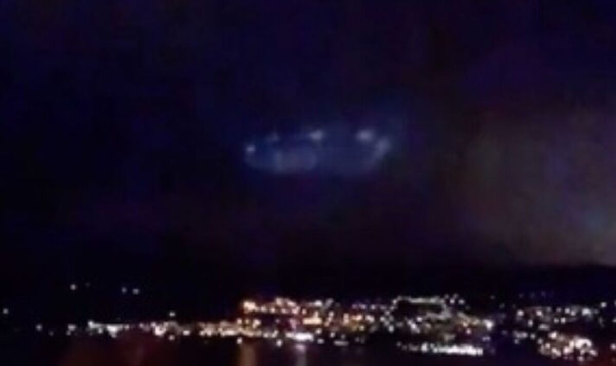 Los lugareños quedaron aterrorizados después de que un 'OVNI' gigante en forma de disco fuera visto flotando sobre el famoso lago 5 Los lugareños quedaron aterrorizados después de que un 'OVNI' gigante en forma de disco fuera visto flotando sobre el famoso lago