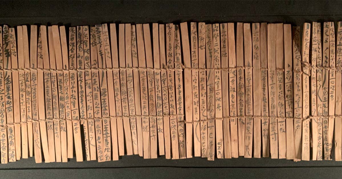 Antiguo conocimiento esotérico traducido de textos chinos de bambú 6 Example of bamboo slips, from the Han Dynasty. Source: CC BY-SA 4.0