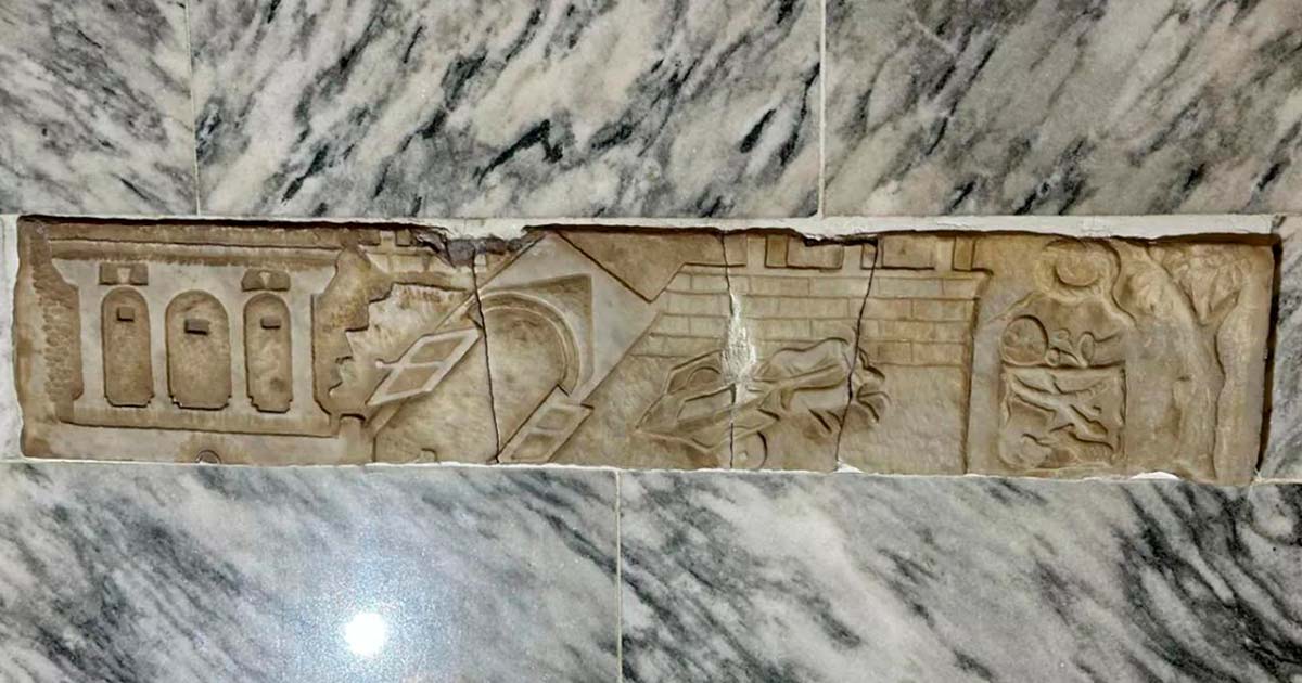 El artefacto robado de Pompeya se recupera después de 50 años, habiendo sido utilizado como decoración 7 The marble relief originally from Pompeii, in situ in the house in Belgium. Source: De Temmermans/ArchaeologyMag
