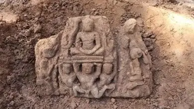 Estátuas antigas descobertas no Camboja