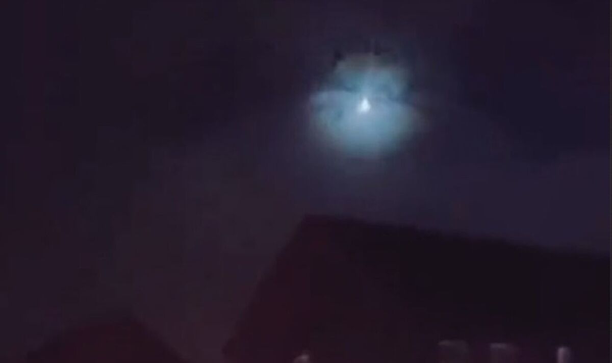 Misterio cuando se ve un orbe OVNI gigante disparando a través de los cielos del Reino Unido 5 Misterio cuando se ve un orbe OVNI gigante disparando a través de los cielos del Reino Unido
