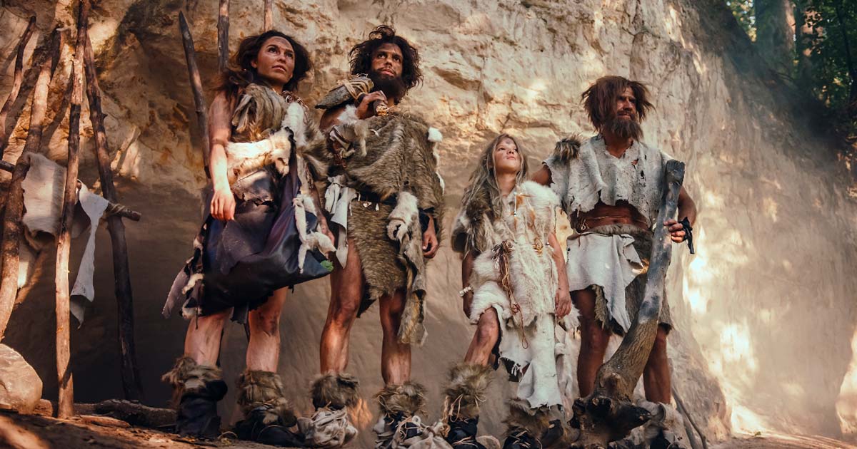 ¿Cuándo dejaron los humanos de estar desnudos? (Video) 6 Tribe of four ancient humans wearing animal skin. Source: Gorodenkoff/Adobe Stock
