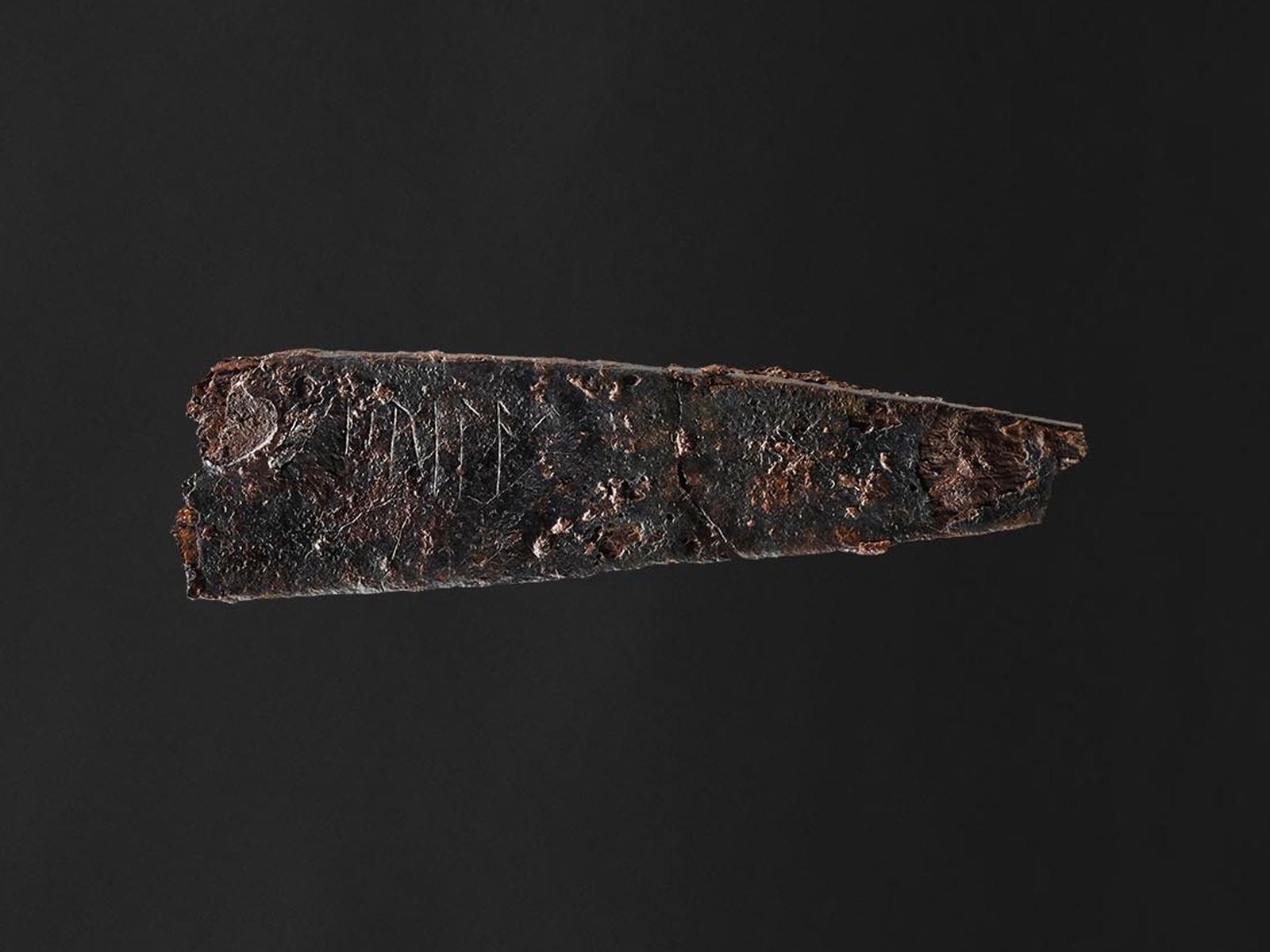 Los grabados en un cuchillo de 2.000 años de antigüedad podrían ser las runas más antiguas jamás encontradas en Dinamarca 6 Los grabados en un cuchillo de 2.000 años de antigüedad podrían ser las runas más antiguas jamás encontradas en Dinamarca