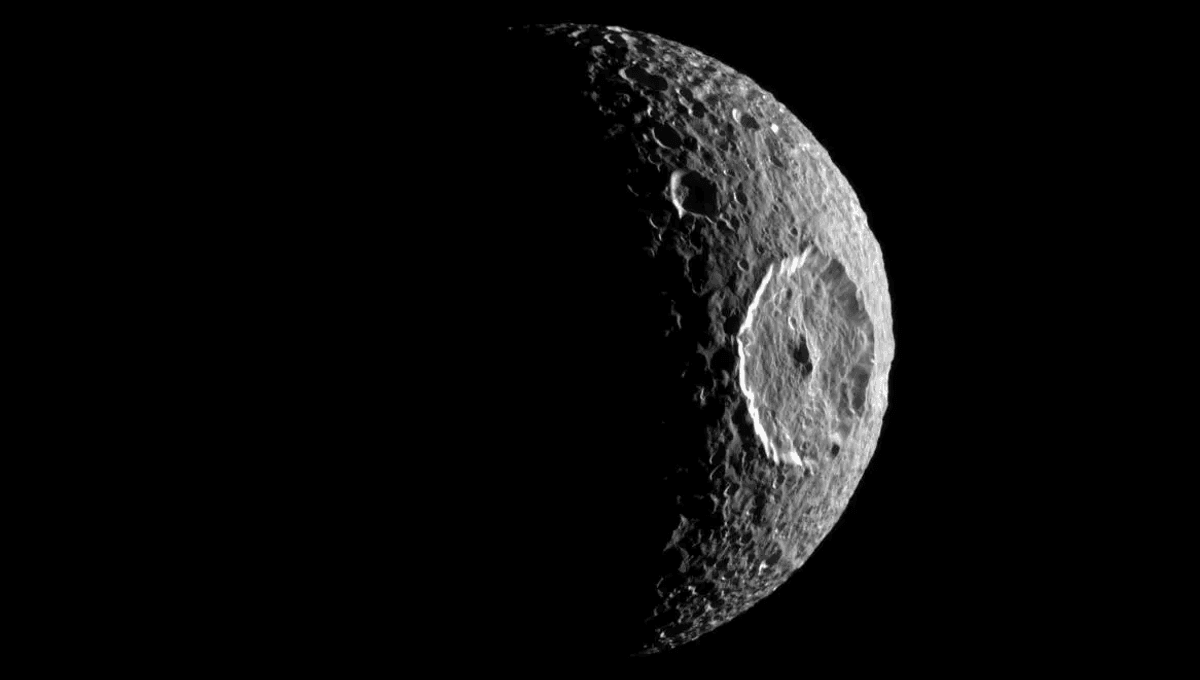 La luna de Saturno en forma de estrella de la muerte puede estar escondiendo un océano joven en su interior 6 La luna de Saturno en forma de estrella de la muerte puede estar escondiendo un océano joven en su interior