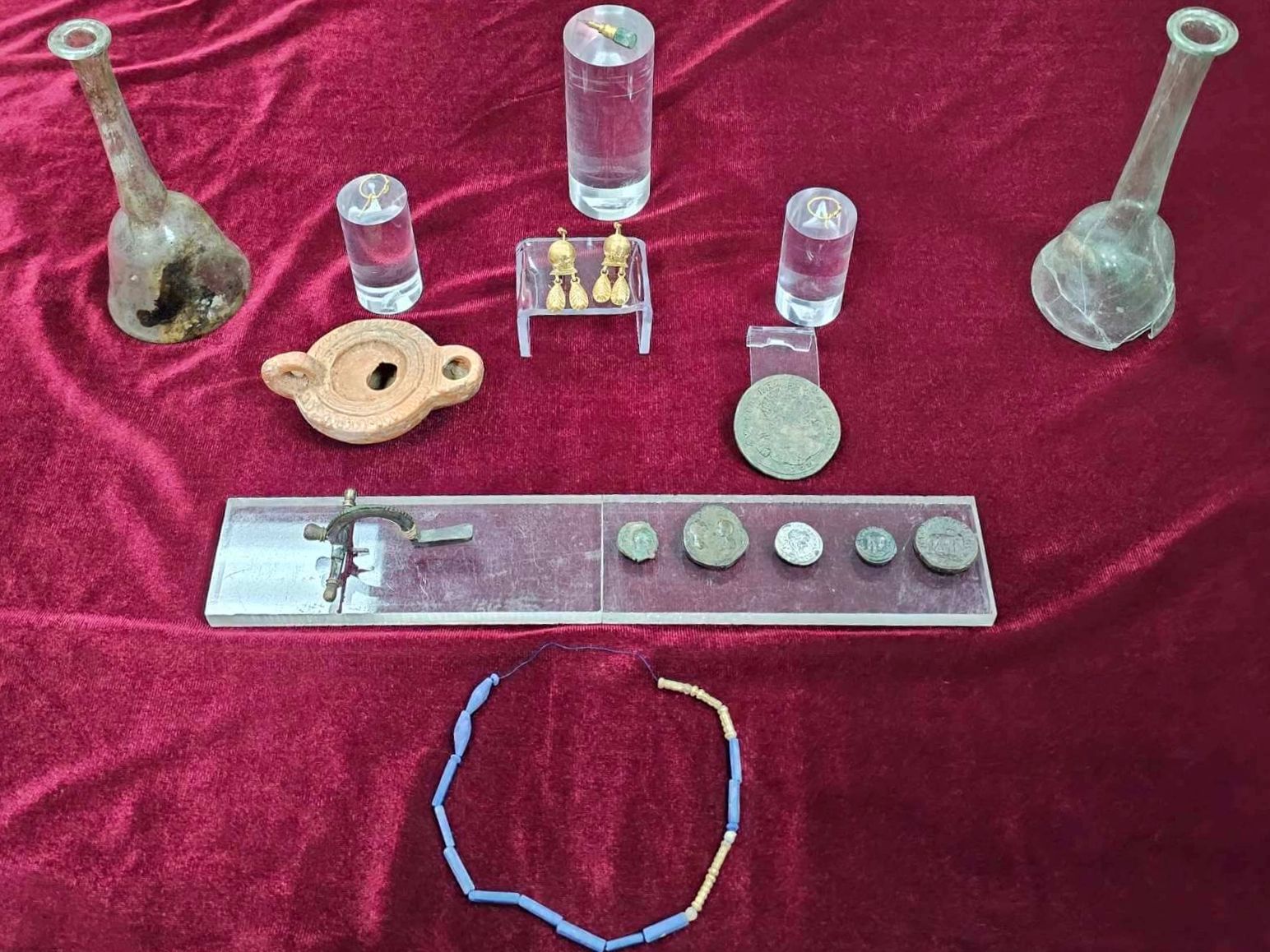 Las tumbas de una familia romana contenían joyas, monedas y viales 'exquisitos' para almacenar las lágrimas de los dolientes 6 Las tumbas de una familia romana contenían joyas, monedas y viales 'exquisitos' para almacenar las lágrimas de los dolientes