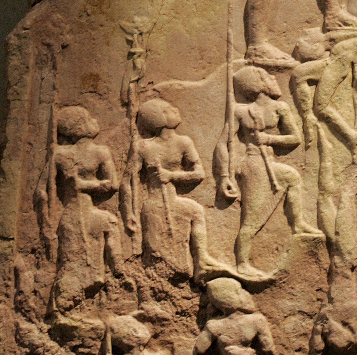 Soldados del Imperio acadio en la estela de la victoria de Naram-Sin alrededor del 2250 a.C. Soldados del Imperio acadio en la estela de la victoria de Naram-Sin alrededor del 2250 a.C.