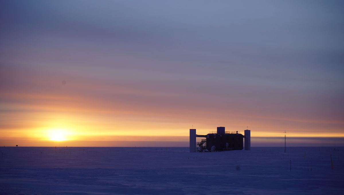 Siete esquivas "partículas fantasma" detectadas por un detector de neutrinos enterrado en las profundidades de la Antártida 5 Siete esquivas "partículas fantasma" detectadas por un detector de neutrinos enterrado en las profundidades de la Antártida