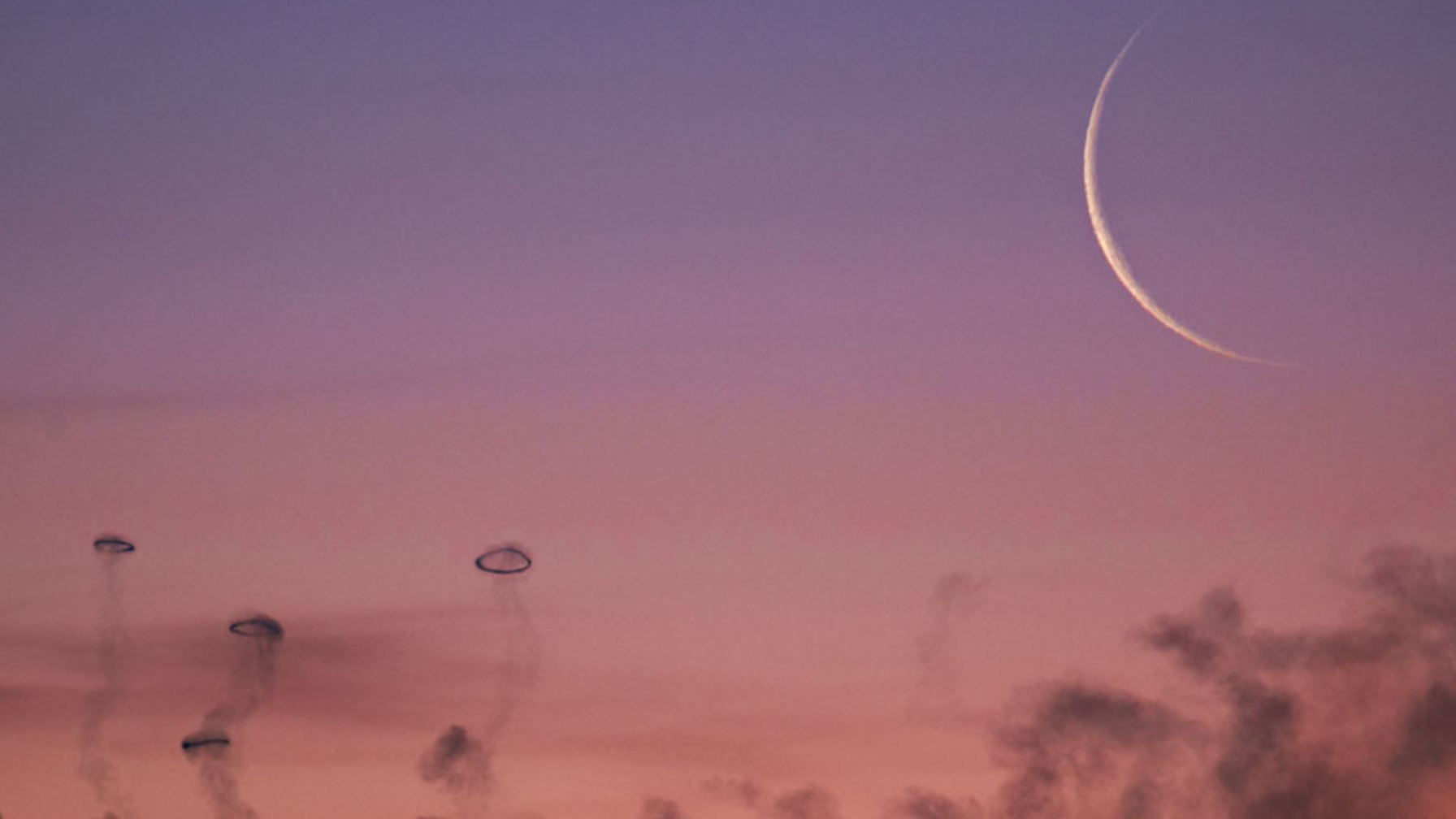 Lo más destacado de la NASA: los anillos de humo y la Luna son la fotografía astronómica del día