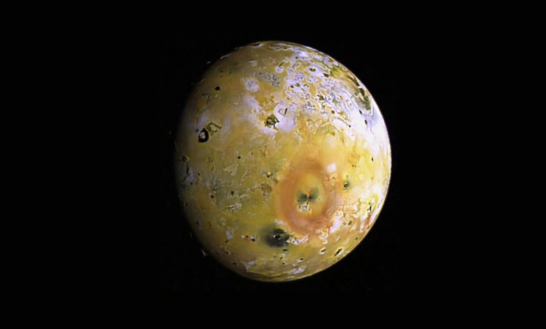 Los volcanes en la luna Io han estado activos desde que el Sol era un bebé