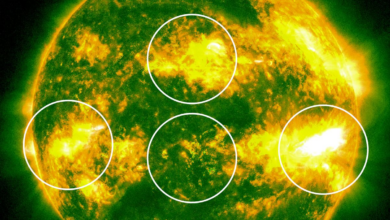 Se ven cuatro regiones del sol explotando simultáneamente
