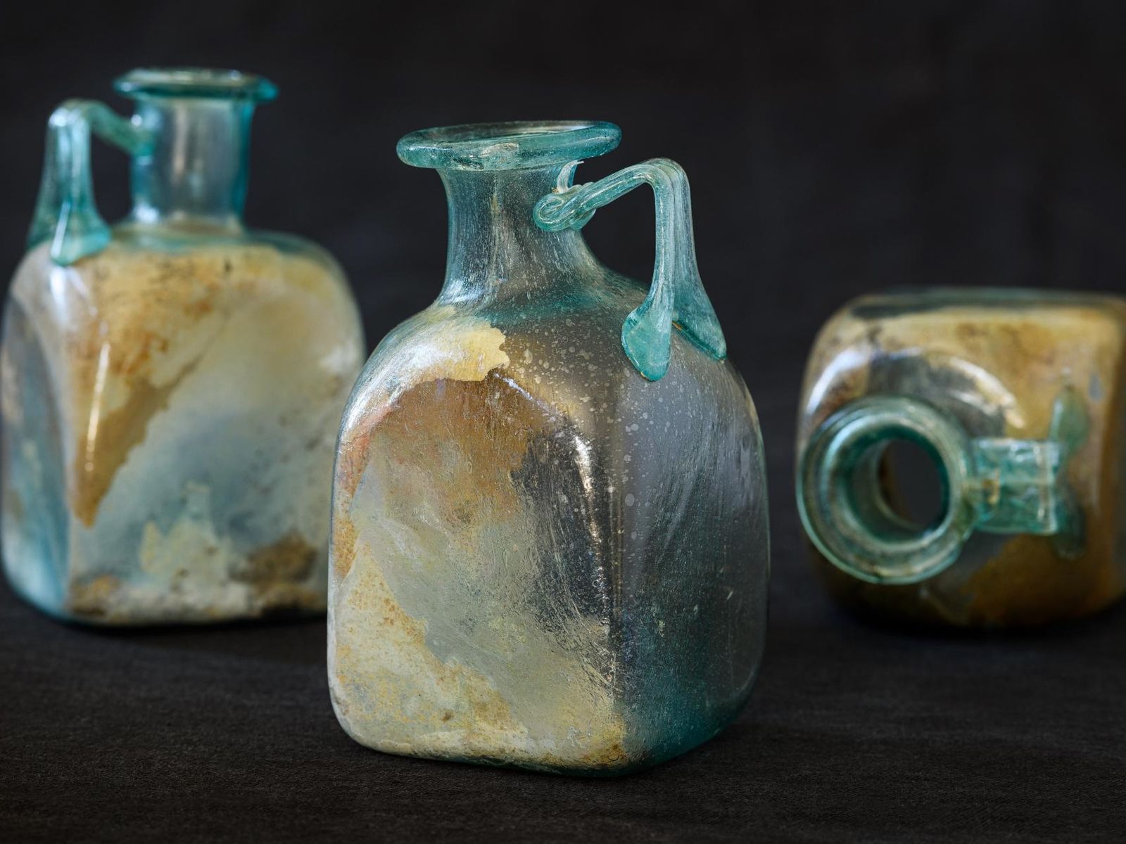 En este antiguo cementerio, los romanos dejaron finas vasijas de vidrio, plataformas para banquetes y colgantes fálicos