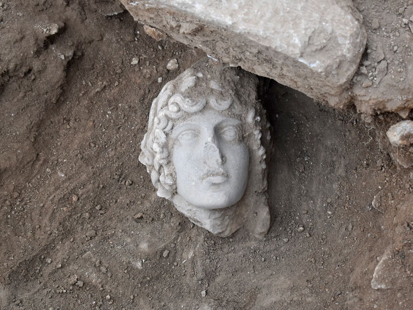 Arqueólogos encuentran una antigua estatua de Apolo que probablemente adornaba una magnífica fuente
